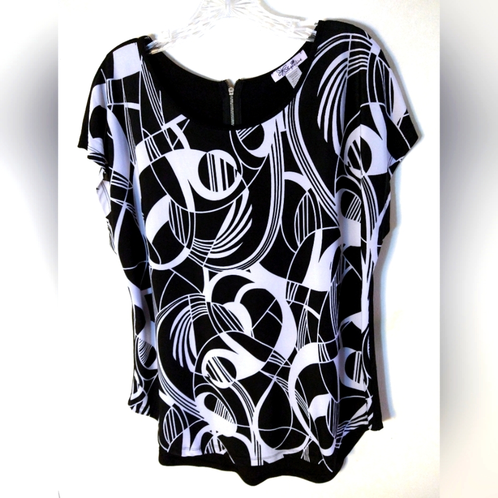 Super Line Women's Size 1 XL Black And White Design Short Sleeve Shirt/Top